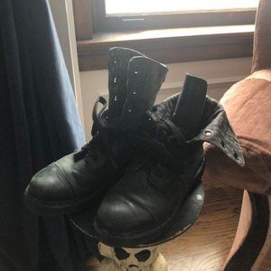 Dr. Martens Triumph Aimilie 9-Eye Boot Black 7M UK